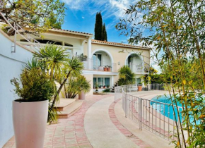 Studio avec loggia, piscine et parking
